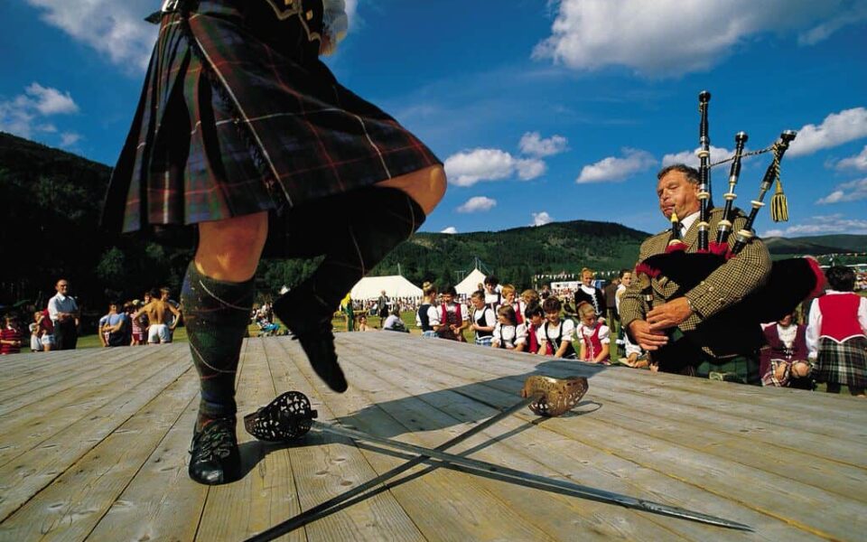 Scottish-Kilt-Bagpipper-Copyright-VisitScotland.ScottishViewpoint-1